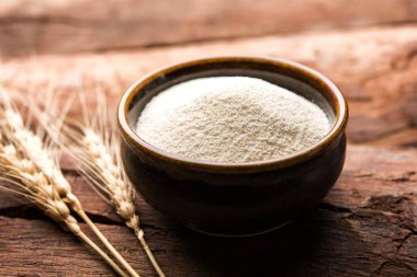 Ham İrmik unu veya Rava toz makarnalık buğday kaba, saflaştırılmış buğday yonca olduğunu. Düz arka plan üzerinde bir yığın olarak veya bir kase ya da kaşık servis. Seçici odak