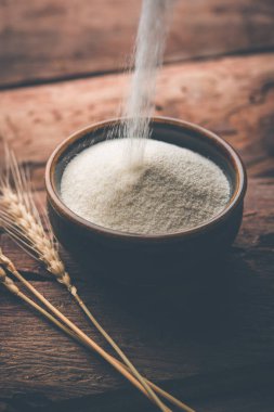 Ham İrmik unu veya Rava toz makarnalık buğday kaba, saflaştırılmış buğday yonca olduğunu. Düz arka plan üzerinde bir yığın olarak veya bir kase ya da kaşık servis. Seçici odak