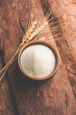 Ham İrmik unu veya Rava toz makarnalık buğday kaba, saflaştırılmış buğday yonca olduğunu. Düz arka plan üzerinde bir yığın olarak veya bir kase ya da kaşık servis. Seçici odak