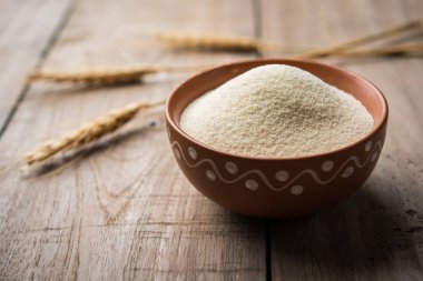 Ham İrmik unu veya Rava toz makarnalık buğday kaba, saflaştırılmış buğday yonca olduğunu. Düz arka plan üzerinde bir yığın olarak veya bir kase ya da kaşık servis. Seçici odak