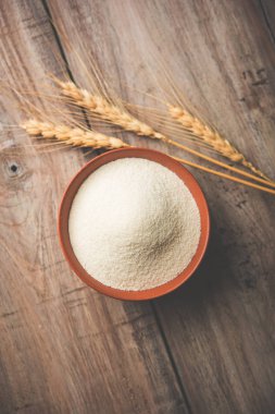 Ham İrmik unu veya Rava toz makarnalık buğday kaba, saflaştırılmış buğday yonca olduğunu. Düz arka plan üzerinde bir yığın olarak veya bir kase ya da kaşık servis. Seçici odak