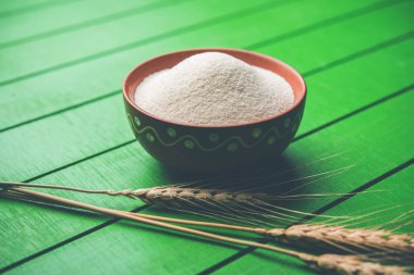 Ham İrmik unu veya Rava toz makarnalık buğday kaba, saflaştırılmış buğday yonca olduğunu. Düz arka plan üzerinde bir yığın olarak veya bir kase ya da kaşık servis. Seçici odak