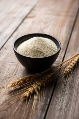 Ham İrmik unu veya Rava toz makarnalık buğday kaba, saflaştırılmış buğday yonca olduğunu. Düz arka plan üzerinde bir yığın olarak veya bir kase ya da kaşık servis. Seçici odak