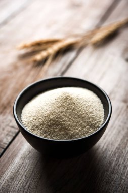 Ham İrmik unu veya Rava toz makarnalık buğday kaba, saflaştırılmış buğday yonca olduğunu. Düz arka plan üzerinde bir yığın olarak veya bir kase ya da kaşık servis. Seçici odak