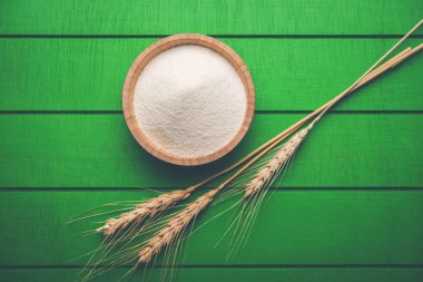 Ham İrmik unu veya Rava toz makarnalık buğday kaba, saflaştırılmış buğday yonca olduğunu. Düz arka plan üzerinde bir yığın olarak veya bir kase ya da kaşık servis. Seçici odak