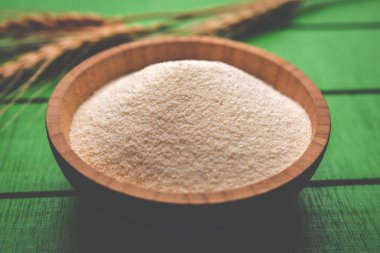 Ham İrmik unu veya Rava toz makarnalık buğday kaba, saflaştırılmış buğday yonca olduğunu. Düz arka plan üzerinde bir yığın olarak veya bir kase ya da kaşık servis. Seçici odak