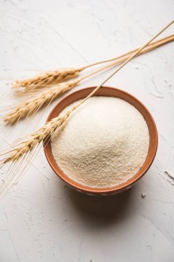 Ham İrmik unu veya Rava toz makarnalık buğday kaba, saflaştırılmış buğday yonca olduğunu. Düz arka plan üzerinde bir yığın olarak veya bir kase ya da kaşık servis. Seçici odak