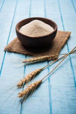 Ham İrmik unu veya Rava toz makarnalık buğday kaba, saflaştırılmış buğday yonca olduğunu. Düz arka plan üzerinde bir yığın olarak veya bir kase ya da kaşık servis. Seçici odak