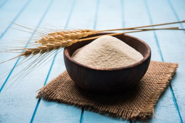 Ham İrmik unu veya Rava toz makarnalık buğday kaba, saflaştırılmış buğday yonca olduğunu. Düz arka plan üzerinde bir yığın olarak veya bir kase ya da kaşık servis. Seçici odak