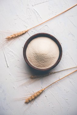 Ham İrmik unu veya Rava toz makarnalık buğday kaba, saflaştırılmış buğday yonca olduğunu. Düz arka plan üzerinde bir yığın olarak veya bir kase ya da kaşık servis. Seçici odak