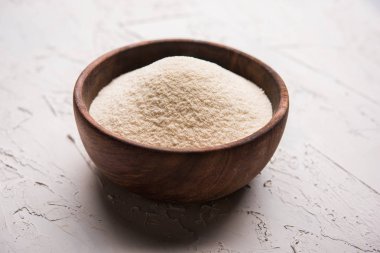 Ham İrmik unu veya Rava toz makarnalık buğday kaba, saflaştırılmış buğday yonca olduğunu. Düz arka plan üzerinde bir yığın olarak veya bir kase ya da kaşık servis. Seçici odak