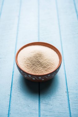 Ham İrmik unu veya Rava toz makarnalık buğday kaba, saflaştırılmış buğday yonca olduğunu. Düz arka plan üzerinde bir yığın olarak veya bir kase ya da kaşık servis. Seçici odak