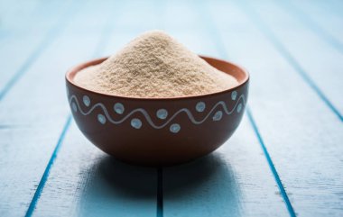 Ham İrmik unu veya Rava toz makarnalık buğday kaba, saflaştırılmış buğday yonca olduğunu. Düz arka plan üzerinde bir yığın olarak veya bir kase ya da kaşık servis. Seçici odak