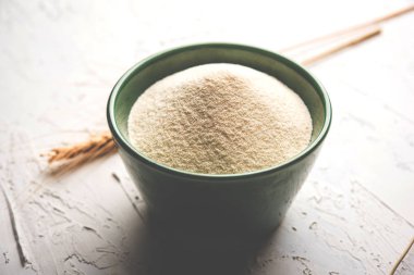 Ham İrmik unu veya Rava toz makarnalık buğday kaba, saflaştırılmış buğday yonca olduğunu. Düz arka plan üzerinde bir yığın olarak veya bir kase ya da kaşık servis. Seçici odak