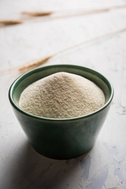 Ham İrmik unu veya Rava toz makarnalık buğday kaba, saflaştırılmış buğday yonca olduğunu. Düz arka plan üzerinde bir yığın olarak veya bir kase ya da kaşık servis. Seçici odak