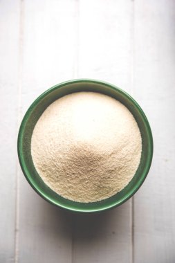 Ham İrmik unu veya Rava toz makarnalık buğday kaba, saflaştırılmış buğday yonca olduğunu. Düz arka plan üzerinde bir yığın olarak veya bir kase ya da kaşık servis. Seçici odak