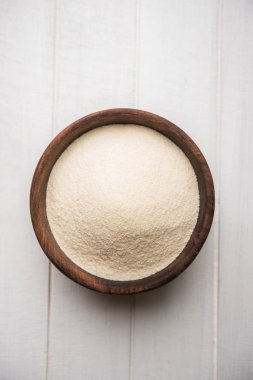 Ham İrmik unu veya Rava toz makarnalık buğday kaba, saflaştırılmış buğday yonca olduğunu. Düz arka plan üzerinde bir yığın olarak veya bir kase ya da kaşık servis. Seçici odak