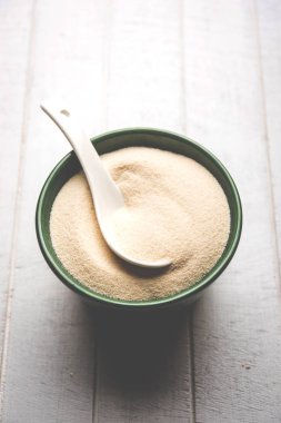 Ham İrmik unu veya Rava toz makarnalık buğday kaba, saflaştırılmış buğday yonca olduğunu. Düz arka plan üzerinde bir yığın olarak veya bir kase ya da kaşık servis. Seçici odak