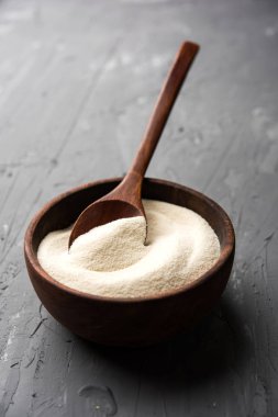 Ham İrmik unu veya Rava toz makarnalık buğday kaba, saflaştırılmış buğday yonca olduğunu. Düz arka plan üzerinde bir yığın olarak veya bir kase ya da kaşık servis. Seçici odak