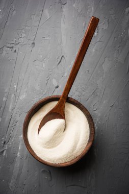 Ham İrmik unu veya Rava toz makarnalık buğday kaba, saflaştırılmış buğday yonca olduğunu. Düz arka plan üzerinde bir yığın olarak veya bir kase ya da kaşık servis. Seçici odak