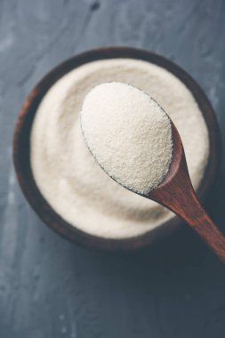 Ham İrmik unu veya Rava toz makarnalık buğday kaba, saflaştırılmış buğday yonca olduğunu. Düz arka plan üzerinde bir yığın olarak veya bir kase ya da kaşık servis. Seçici odak