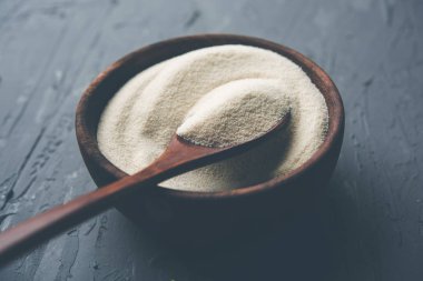 Ham İrmik unu veya Rava toz makarnalık buğday kaba, saflaştırılmış buğday yonca olduğunu. Düz arka plan üzerinde bir yığın olarak veya bir kase ya da kaşık servis. Seçici odak