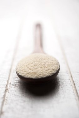 Ham İrmik unu veya Rava toz makarnalık buğday kaba, saflaştırılmış buğday yonca olduğunu. Düz arka plan üzerinde bir yığın olarak veya bir kase ya da kaşık servis. Seçici odak