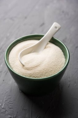 Ham İrmik unu veya Rava toz makarnalık buğday kaba, saflaştırılmış buğday yonca olduğunu. Düz arka plan üzerinde bir yığın olarak veya bir kase ya da kaşık servis. Seçici odak