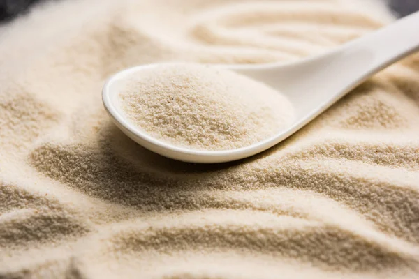 Ham İrmik unu veya Rava toz makarnalık buğday kaba, saflaştırılmış buğday yonca olduğunu. Düz arka plan üzerinde bir yığın olarak veya bir kase ya da kaşık servis. Seçici odak