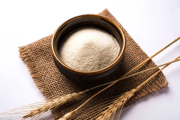 Ham İrmik unu veya Rava toz makarnalık buğday kaba, saflaştırılmış buğday yonca olduğunu. Düz arka plan üzerinde bir yığın olarak veya bir kase ya da kaşık servis. Seçici odak