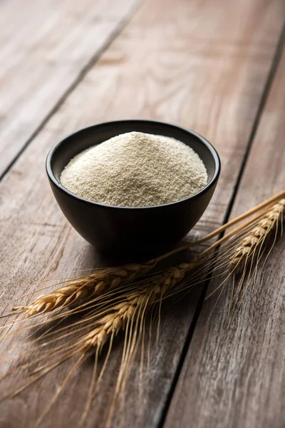 Ham İrmik unu veya Rava toz makarnalık buğday kaba, saflaştırılmış buğday yonca olduğunu. Düz arka plan üzerinde bir yığın olarak veya bir kase ya da kaşık servis. Seçici odak