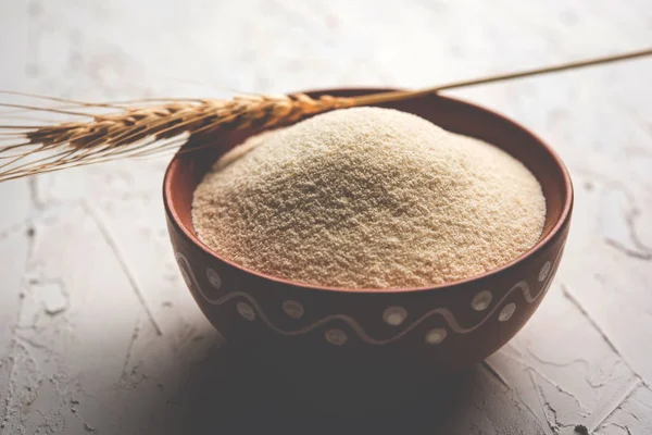 Ham İrmik unu veya Rava toz makarnalık buğday kaba, saflaştırılmış buğday yonca olduğunu. Düz arka plan üzerinde bir yığın olarak veya bir kase ya da kaşık servis. Seçici odak