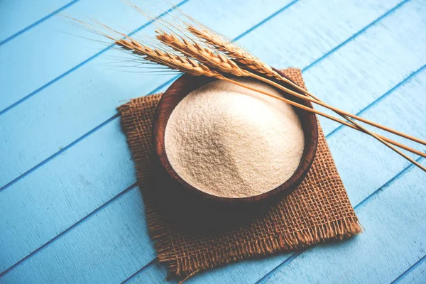 Ham İrmik unu veya Rava toz makarnalık buğday kaba, saflaştırılmış buğday yonca olduğunu. Düz arka plan üzerinde bir yığın olarak veya bir kase ya da kaşık servis. Seçici odak