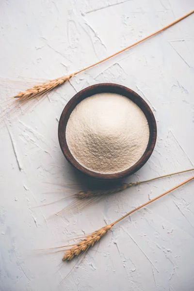 Ham İrmik unu veya Rava toz makarnalık buğday kaba, saflaştırılmış buğday yonca olduğunu. Düz arka plan üzerinde bir yığın olarak veya bir kase ya da kaşık servis. Seçici odak