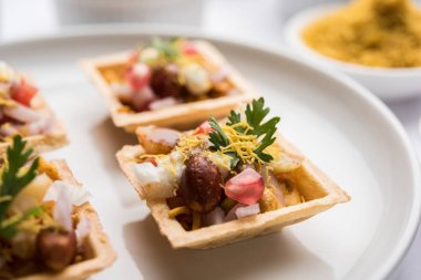 Gevrek kanepe veya canap bir marş--dan Hindistan - yuvarlak reçetedir veya Puri yoğurt ve patates, sohbet, sev ile dolu kare şeklinde, demirhindi sos vb seçici odak