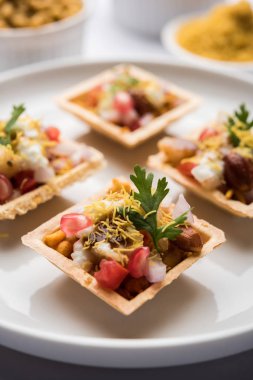 Gevrek kanepe veya canap bir marş--dan Hindistan - yuvarlak reçetedir veya Puri yoğurt ve patates, sohbet, sev ile dolu kare şeklinde, demirhindi sos vb seçici odak