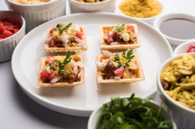 Gevrek kanepe veya canap bir marş--dan Hindistan - yuvarlak reçetedir veya Puri yoğurt ve patates, sohbet, sev ile dolu kare şeklinde, demirhindi sos vb seçici odak