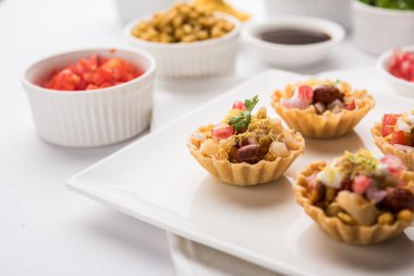 Gevrek kanepe veya canap bir marş--dan Hindistan - yuvarlak reçetedir veya Puri yoğurt ve patates, sohbet, sev ile dolu kare şeklinde, demirhindi sos vb seçici odak