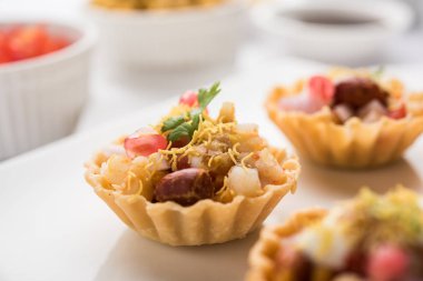 Gevrek kanepe veya canap bir marş--dan Hindistan - yuvarlak reçetedir veya Puri yoğurt ve patates, sohbet, sev ile dolu kare şeklinde, demirhindi sos vb seçici odak