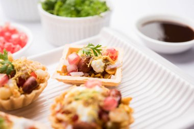 Gevrek kanepe veya canap bir marş--dan Hindistan - yuvarlak reçetedir veya Puri yoğurt ve patates, sohbet, sev ile dolu kare şeklinde, demirhindi sos vb seçici odak