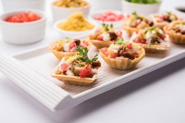 Gevrek kanepe veya canap bir marş--dan Hindistan - yuvarlak reçetedir veya Puri yoğurt ve patates, sohbet, sev ile dolu kare şeklinde, demirhindi sos vb seçici odak