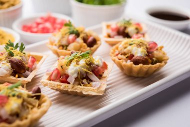 Gevrek kanepe veya canap bir marş--dan Hindistan - yuvarlak reçetedir veya Puri yoğurt ve patates, sohbet, sev ile dolu kare şeklinde, demirhindi sos vb seçici odak