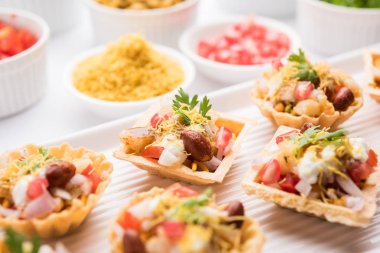 Gevrek kanepe veya canap bir marş--dan Hindistan - yuvarlak reçetedir veya Puri yoğurt ve patates, sohbet, sev ile dolu kare şeklinde, demirhindi sos vb seçici odak