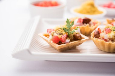 Gevrek kanepe veya canap bir marş--dan Hindistan - yuvarlak reçetedir veya Puri yoğurt ve patates, sohbet, sev ile dolu kare şeklinde, demirhindi sos vb seçici odak