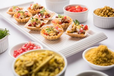 Gevrek kanepe veya canap bir marş--dan Hindistan - yuvarlak reçetedir veya Puri yoğurt ve patates, sohbet, sev ile dolu kare şeklinde, demirhindi sos vb seçici odak