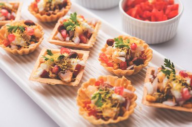 Gevrek kanepe veya canap bir marş--dan Hindistan - yuvarlak reçetedir veya Puri yoğurt ve patates, sohbet, sev ile dolu kare şeklinde, demirhindi sos vb seçici odak