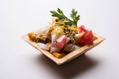 Gevrek kanepe veya canap bir marş--dan Hindistan - yuvarlak reçetedir veya Puri yoğurt ve patates, sohbet, sev ile dolu kare şeklinde, demirhindi sos vb seçici odak