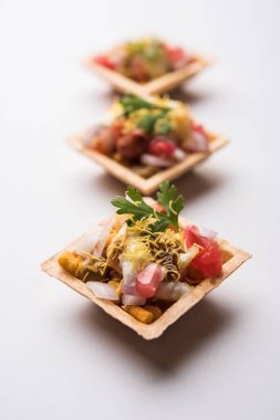 Gevrek kanepe veya canap bir marş--dan Hindistan - yuvarlak reçetedir veya Puri yoğurt ve patates, sohbet, sev ile dolu kare şeklinde, demirhindi sos vb seçici odak