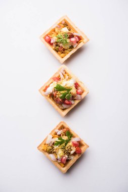 Gevrek kanepe veya canap bir marş--dan Hindistan - yuvarlak reçetedir veya Puri yoğurt ve patates, sohbet, sev ile dolu kare şeklinde, demirhindi sos vb seçici odak