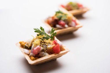 Gevrek kanepe veya canap bir marş--dan Hindistan - yuvarlak reçetedir veya Puri yoğurt ve patates, sohbet, sev ile dolu kare şeklinde, demirhindi sos vb seçici odak